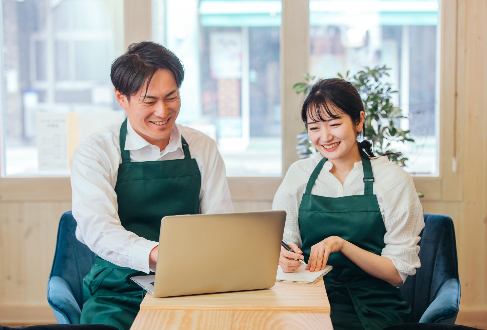 カフェ店員